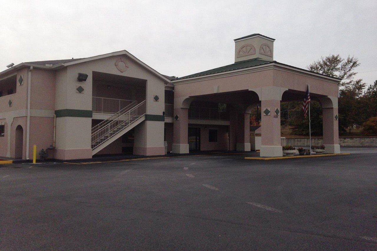 Country Hearth Inn & Suites Augusta Exterior photo